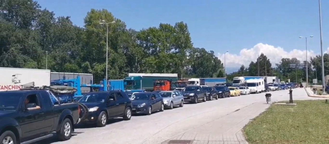 Η κυβέρνηση «σπρώχνει» την οικονομία στο γκρεμό: Κλείνει τα σύνορα και στους Σέρβους